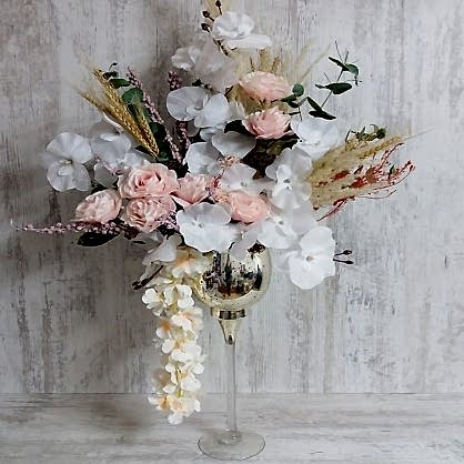 Ayaklı Kadehte Yapay Çiçekler