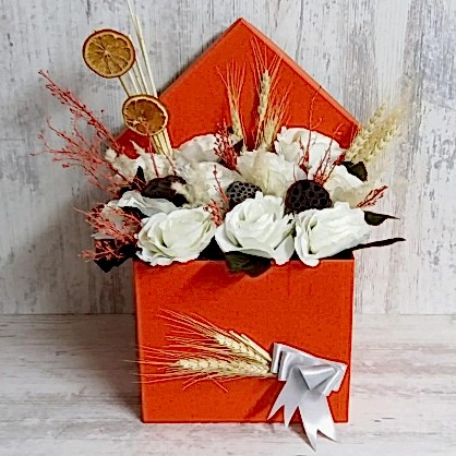 Turuncu Kutuda Yapay Güller