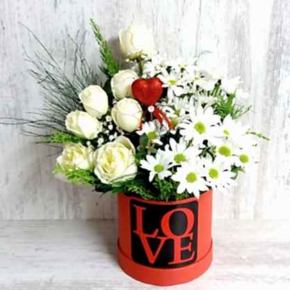Kırmızı Kutuda Beyaz Güller