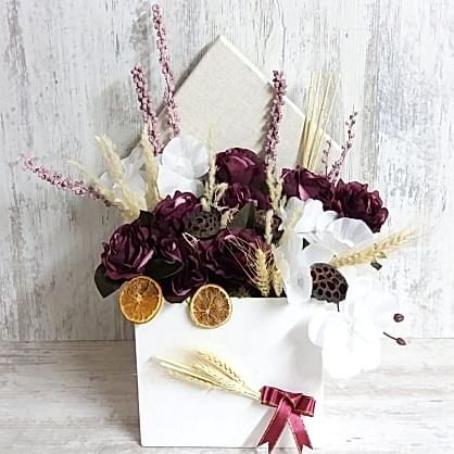 Kutuda Mor Yapay Güller