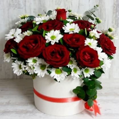 Beyaz Kutuda Gül ve Papatyalar