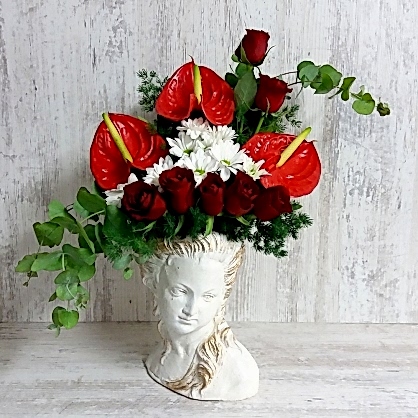 Kadın Figürde Gül ve Antoryum