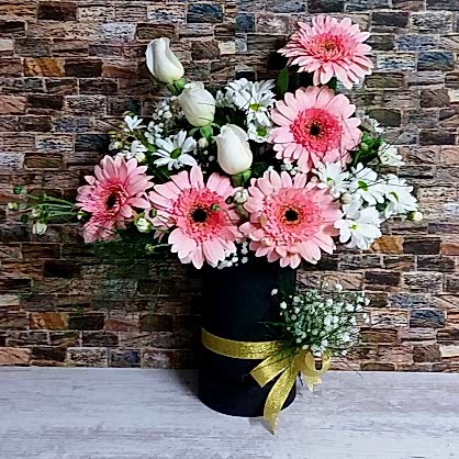 Kutuda Gerbera ve Güller Kutuda Gerbera ve Güller