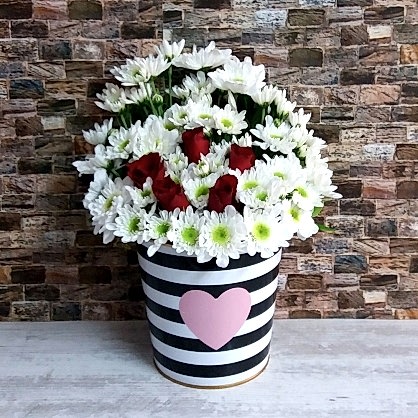 Kalpli Saksıda Gül ve Papatyalar