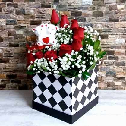 Desenli Kutuda Güller