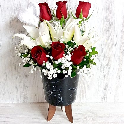 Ayaklı Seramikte Güller ve Kazablankalar