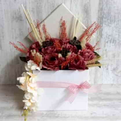 Kutuda Yapay Güller