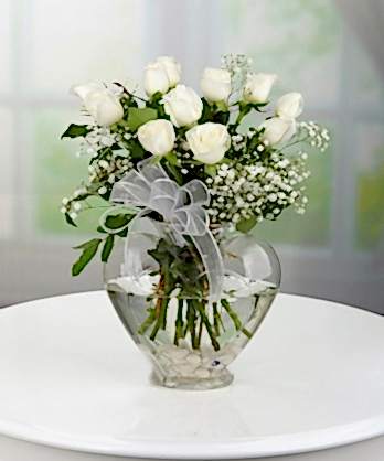 Kalp Vazo Beyaz Güller