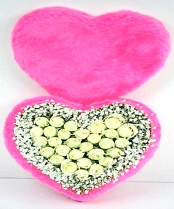 Pembe Kalpte Beyaz Güller