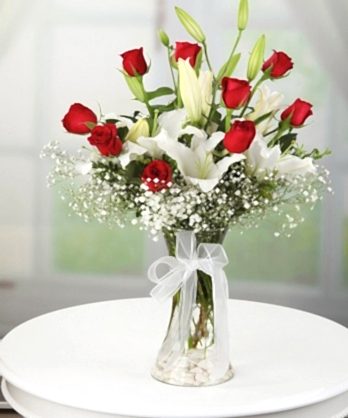 Vazoda Lilyumlar Güller