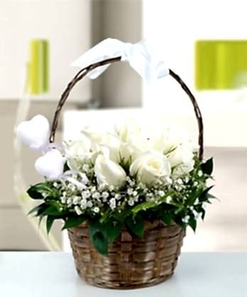 Hasır Sepette Beyaz Güller